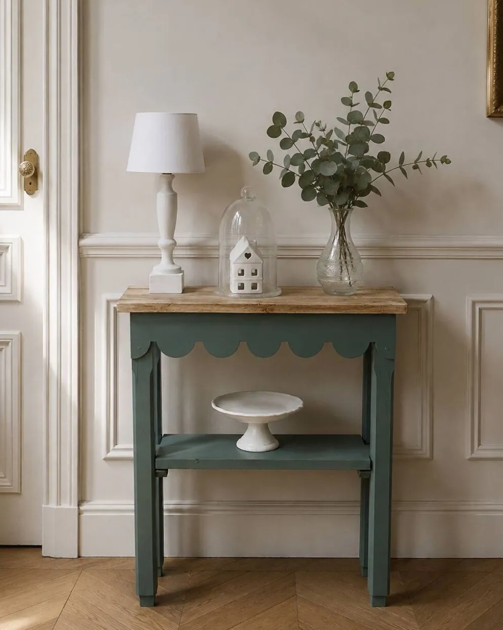 Console vintage réenchantée en vert fumé plateau en bois brut.