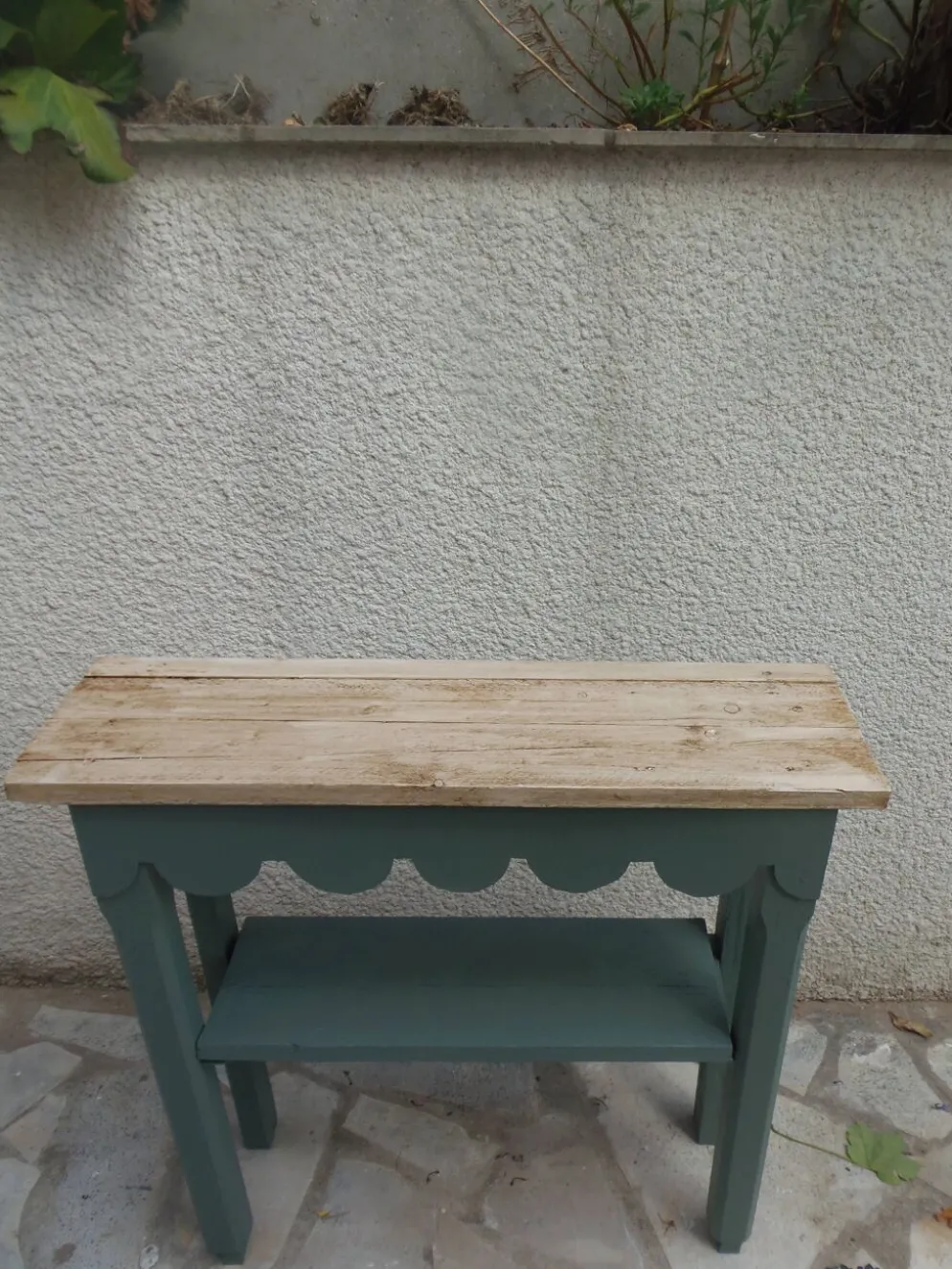 Console vintage réenchantée en vert fumé plateau en bois brut.