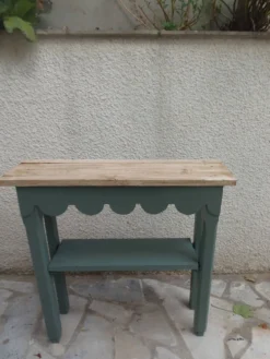 Console vintage réenchantée en vert fumé plateau en bois brut.