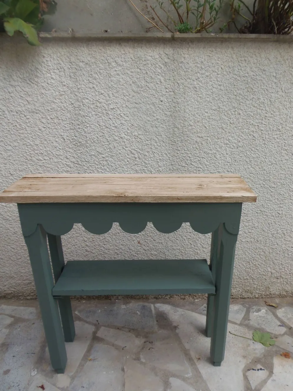 Console vintage réenchantée en vert fumé plateau en bois brut.