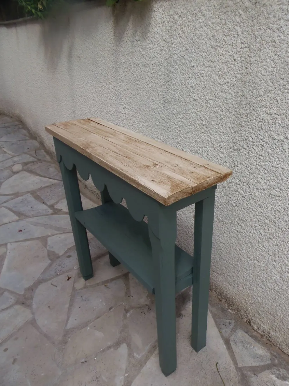 Console vintage réenchantée en vert fumé plateau en bois brut.