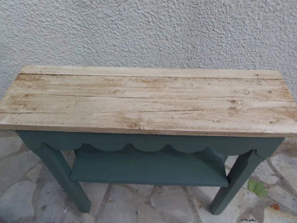 Console vintage réenchantée en vert fumé plateau en bois brut.