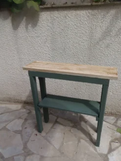 Console vintage réenchantée en vert fumé plateau en bois brut.
