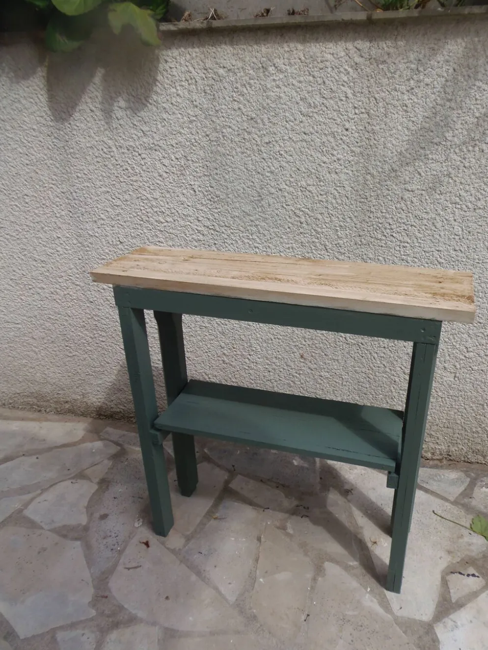 Console vintage réenchantée en vert fumé plateau en bois brut.