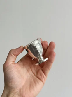 Coquetier ancien en métal argenté poli