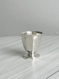 Coquetier ancien en métal argenté poli