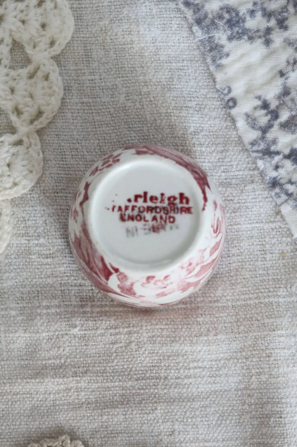Coquetier ancien faïence anglaise Burleigh Victorian Chintz rouge
