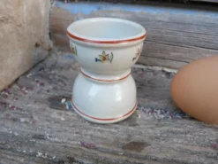 Coquetier ancien forme diabolo en céramique motifs fleurs