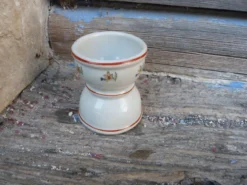 Coquetier ancien forme diabolo en céramique motifs fleurs