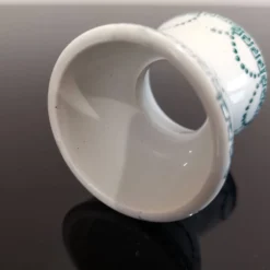 Coquetier diabolo ancien en porcelaine décor frise verte guirlandes