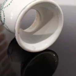 Coquetier diabolo ancien en porcelaine décor frise verte guirlandes