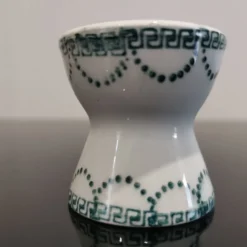 Coquetier diabolo ancien en porcelaine décor frise verte guirlandes