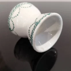 Coquetier diabolo ancien en porcelaine décor frise verte guirlandes