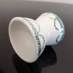 Coquetier diabolo ancien en porcelaine décor frise verte guirlandes