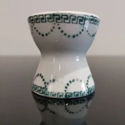 Coquetier diabolo ancien en porcelaine décor frise verte guirlandes