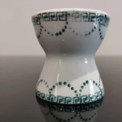 Coquetier diabolo ancien en porcelaine décor frise verte guirlandes