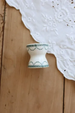 Coquetier diabolo ancien en terre de fer ivoire et motif vert