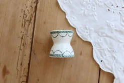 Coquetier diabolo ancien en terre de fer ivoire et motif vert