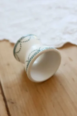 Coquetier diabolo ancien en terre de fer ivoire et motif vert