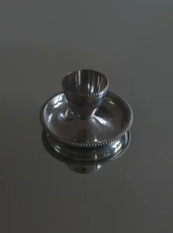 Coquetier en acier inoxydable avec soucoupe et bord perlé