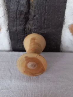 Coquetier en bois tourné