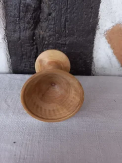 Coquetier en bois tourné