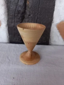 Coquetier en bois tourné