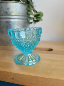 Coquetier en verre bleu pointes de diamant