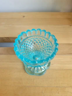 Coquetier en verre bleu pointes de diamant