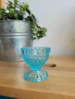 Coquetier en verre bleu pointes de diamant