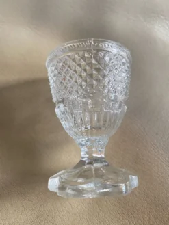 Coquetier en verre moulé pressé ancien