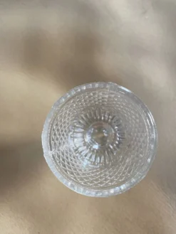 Coquetier en verre moulé pressé ancien