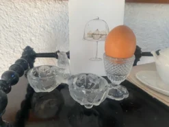 Coquetier en verre moulé pressé ancien