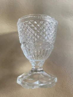 Coquetier en verre moulé pressé ancien
