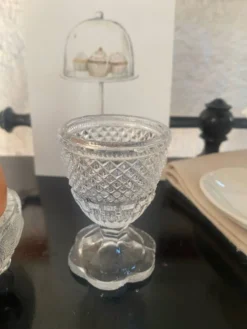 Coquetier en verre moulé pressé ancien