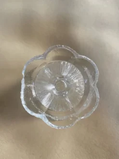 Coquetier en verre moulé pressé ancien