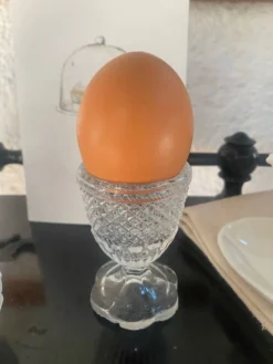 Coquetier en verre moulé pressé ancien