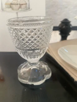 Coquetier en verre moulé pressé ancien