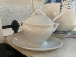 Coquetier en verre moulé pressé ancien