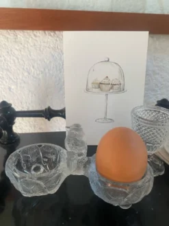Coquetier en verre moulé pressé ancien