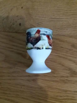 Coquetier faience blanche décor poule coq et poussins