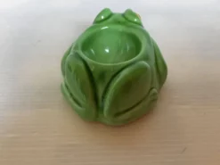 Coquetier grenouille en céramique verte