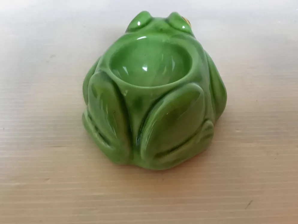 Coquetier grenouille en céramique verte