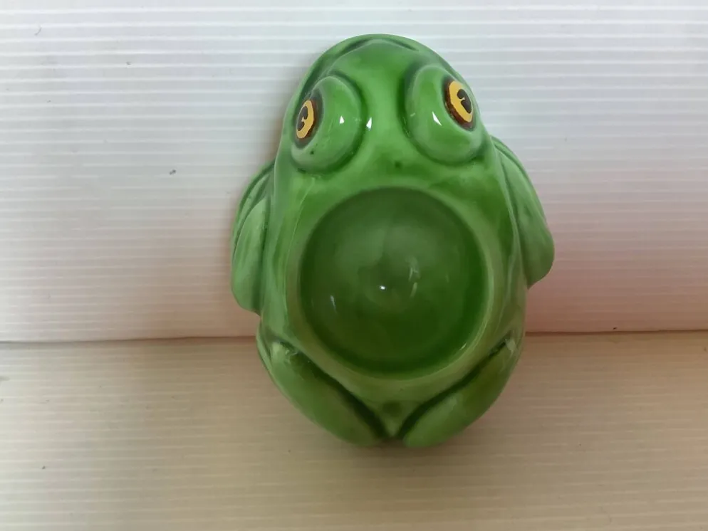 Coquetier grenouille en céramique verte