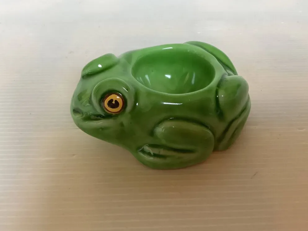 Coquetier grenouille en céramique verte