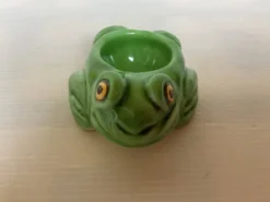 Coquetier grenouille en céramique verte