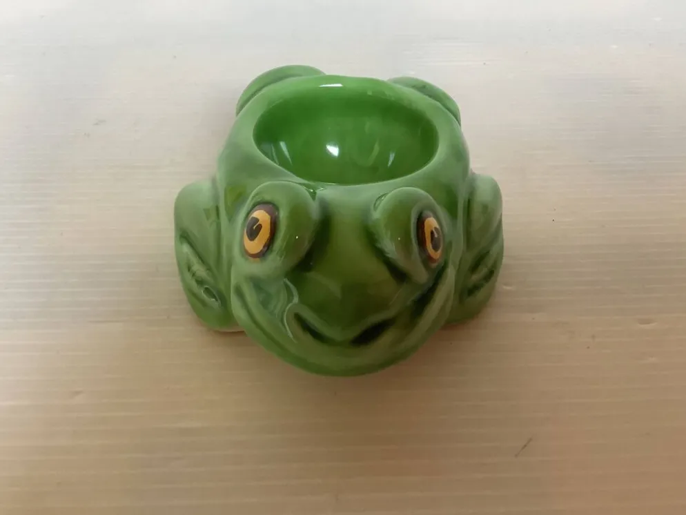 Coquetier grenouille en céramique verte