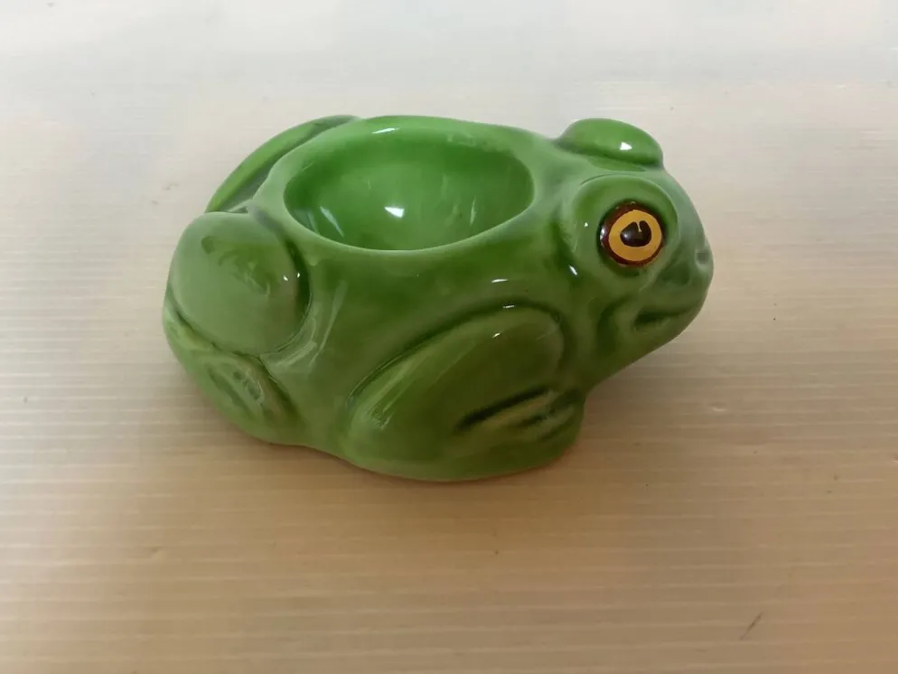 Coquetier grenouille en céramique verte