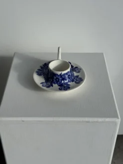Coquetier à main bleu et blanc vintage, Pologne