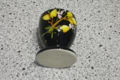 Coquetier noir décor floral peint à la main